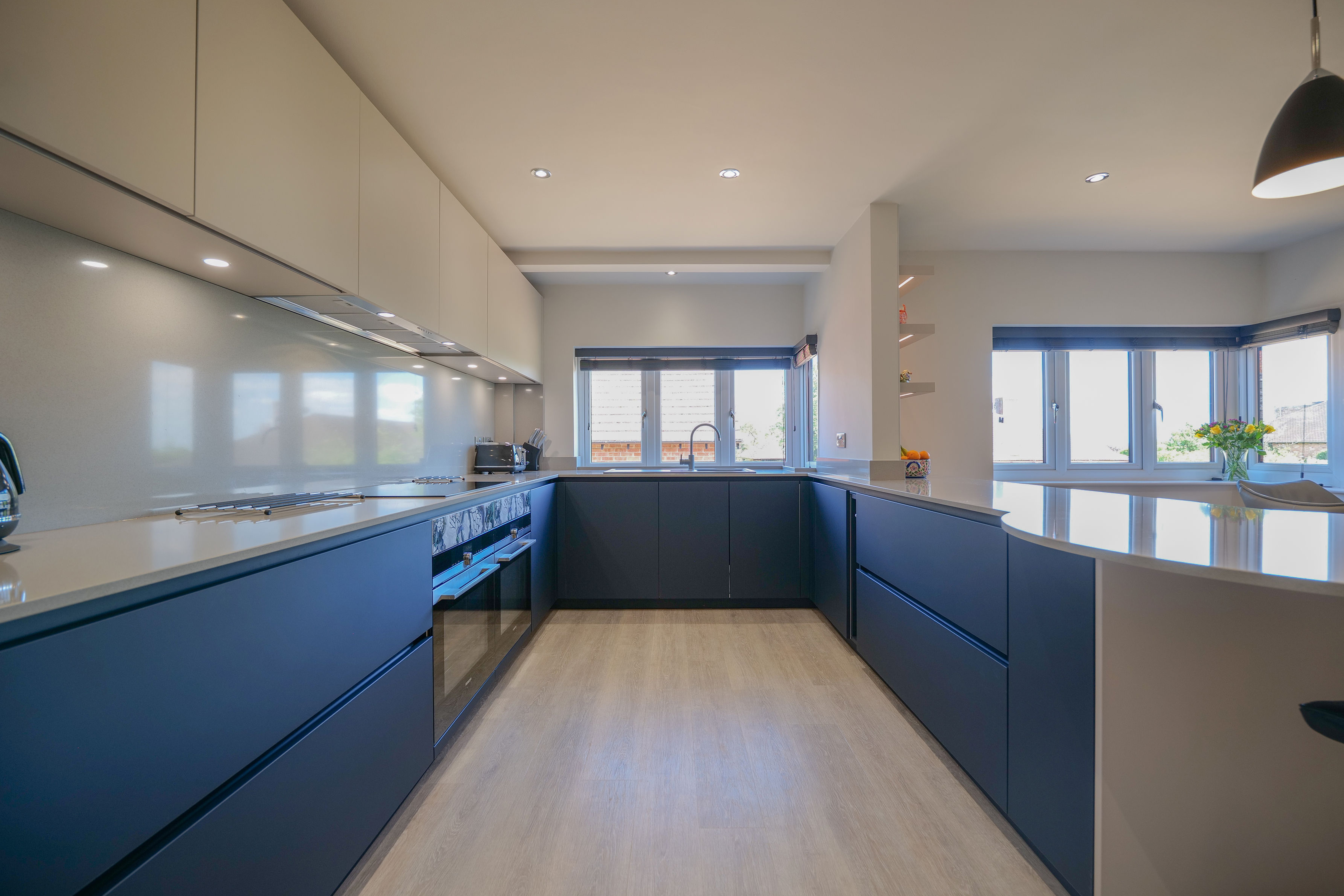 White modern handleless kitchen